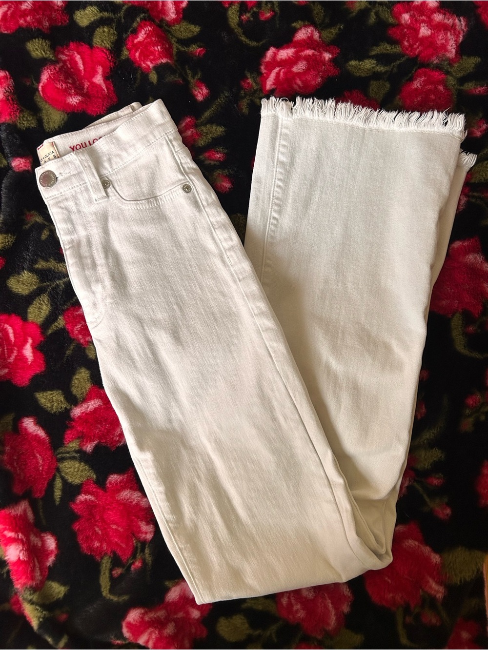 Alice + Olivia High-Waisted Flared Frayed White Jeans
Size: 24
EUC (Like New)